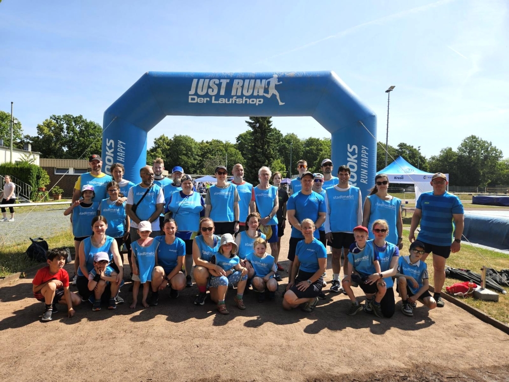 stadtmobil-Team beim Muko-Spendenlauf 2025 auf der Laufstrecke vorm Torbogen