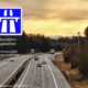 Eine Autobahn im Sonnenuntergang, Autobahzeichen, Autobahngebühren