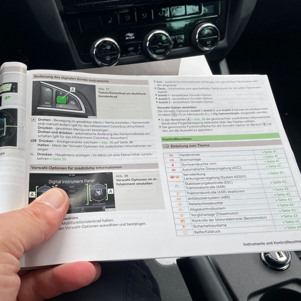 Blick in ein Fahrzeugbuch mit Warnleuchten in der Übersicht