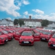 viele stadtflitzer aufgereiht auf einem Parkplatz, 40 Kia Picanto in rot beschriftet mit stadtflitzer