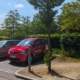 Rotes Auto von stadtmobil Hannover, der stadtflitzer, steht in praller Sonne und Hitze