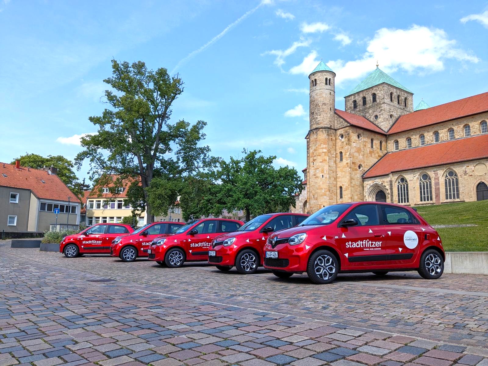 stadtflitzer in Hildesheim am Dom - die roten Freefloater gehören zum stadtmobil Hannover-Angebot