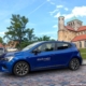 Stadtmobil-Auto in Hildesheim vor Dom, Fotomontage - mit KI bearbeitet