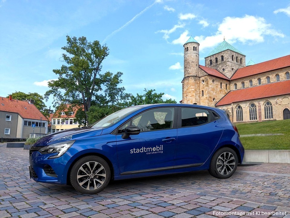 Stadtmobil-Auto in Hildesheim vor Dom, Fotomontage - mit KI bearbeitet