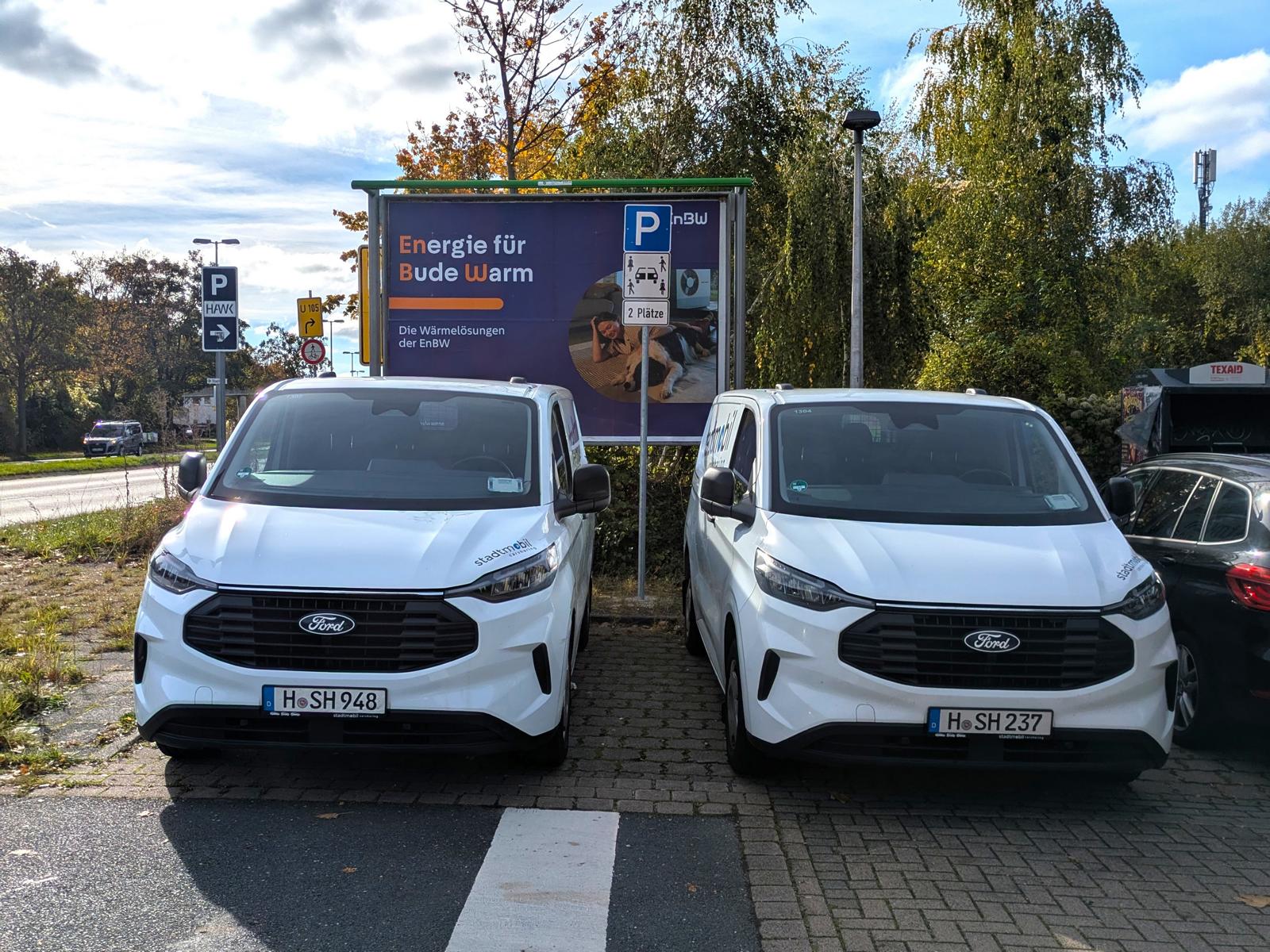 Zwei stadtmobil-Transporter auf dem Carsharing-Stellplatz am Ostbahnhof in Hildesheim