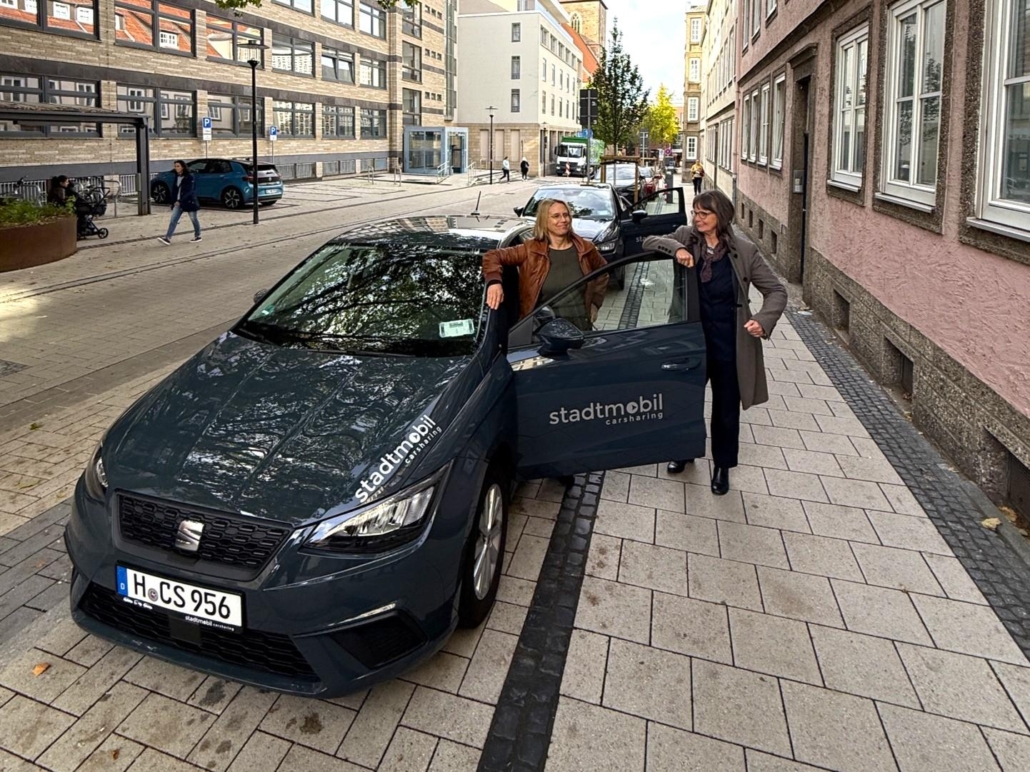 ein graues stadtmobil Auto steht in Hildesheim Jacobistraße 11, am Auto lehnen zwei Frauen