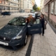 ein graues stadtmobil Auto steht in Hildesheim Jacobistraße 11, am Auto lehnen zwei Frauen