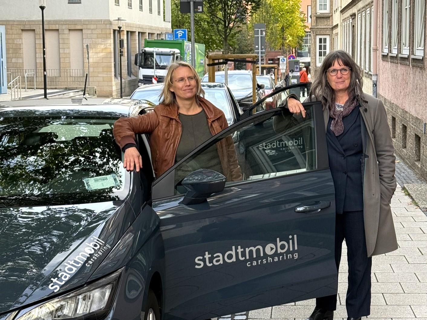 Carsharing Hildesheim im öffentlichen Raum geht an den Start, Geschäftsführerin stadtmobil Maaret Westphely (l.) und Stadtbaurätin Andrea Döring bei der Eröffnung in der Jakobistraße.